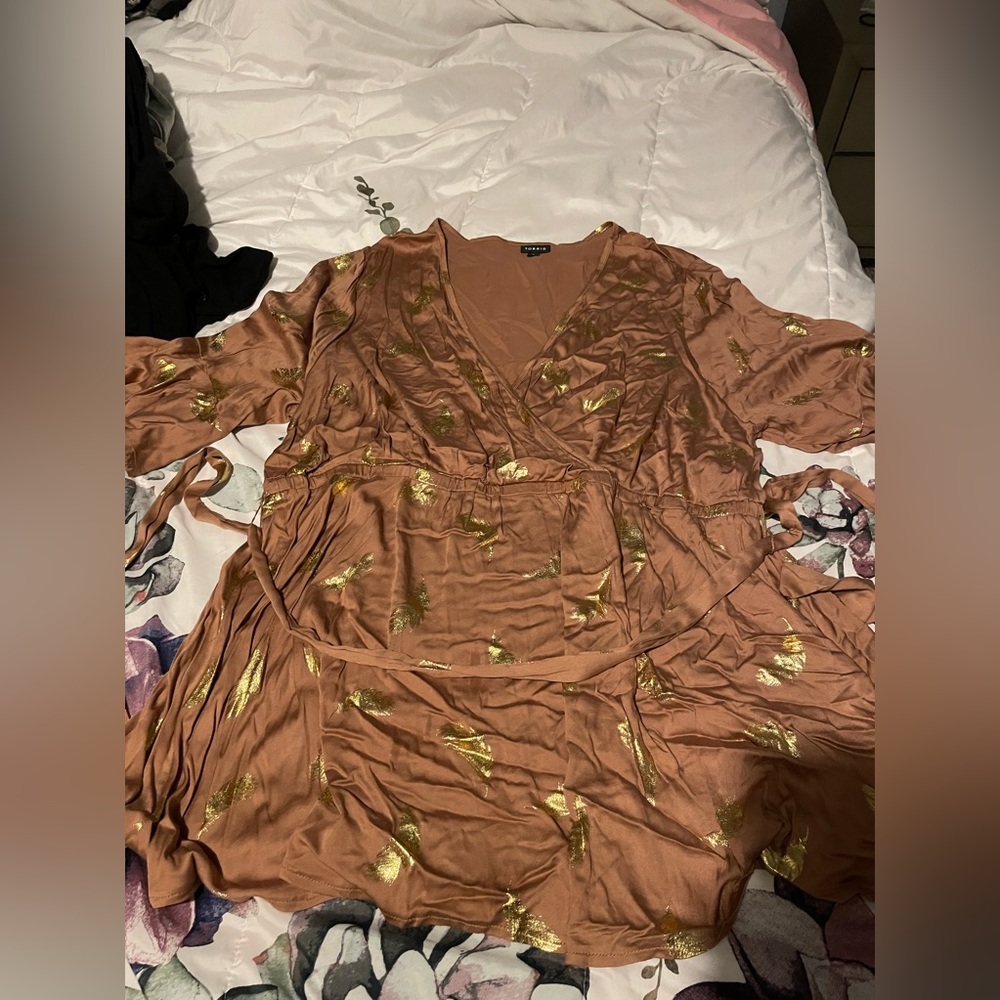 Torrid size 3. Bronze with gold feathers tie waist top. Worn once.